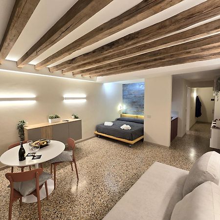 Cozy Studio With Canal View Βενετία Εξωτερικό φωτογραφία