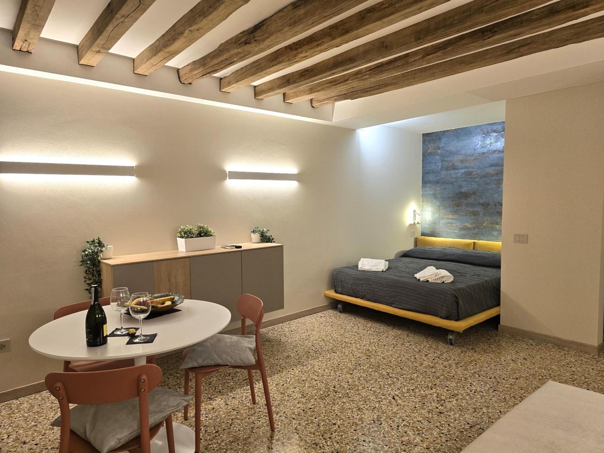 Cozy Studio With Canal View Βενετία Εξωτερικό φωτογραφία